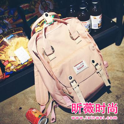 一款减龄双肩包搭配 出街约会都时尚百搭