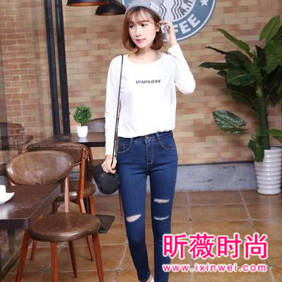 牛仔裤怎么搭配才好看？时尚达人教你牛仔裤穿搭