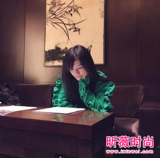 综艺大咖谢娜太会玩 蝴蝶结裙子穿搭示范