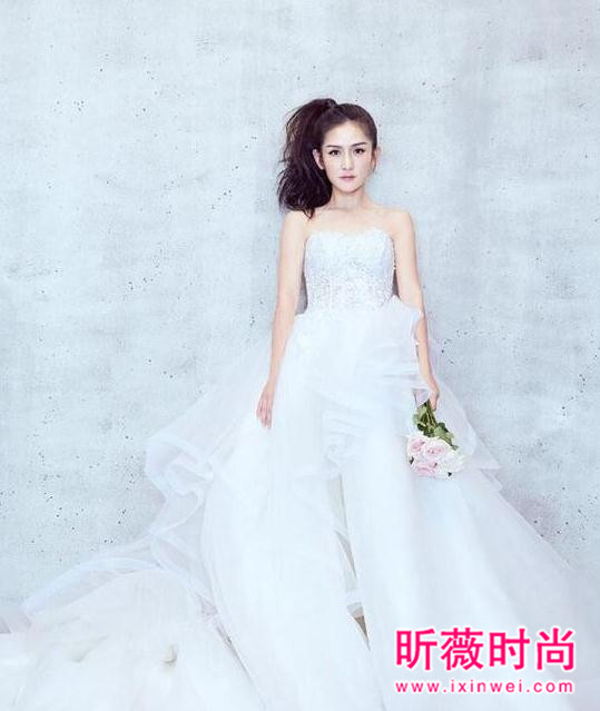 综艺大咖谢娜太会玩 蝴蝶结裙子穿搭示范