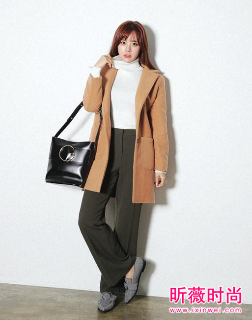 冬季驼色呢子大衣 经典时尚永不过时