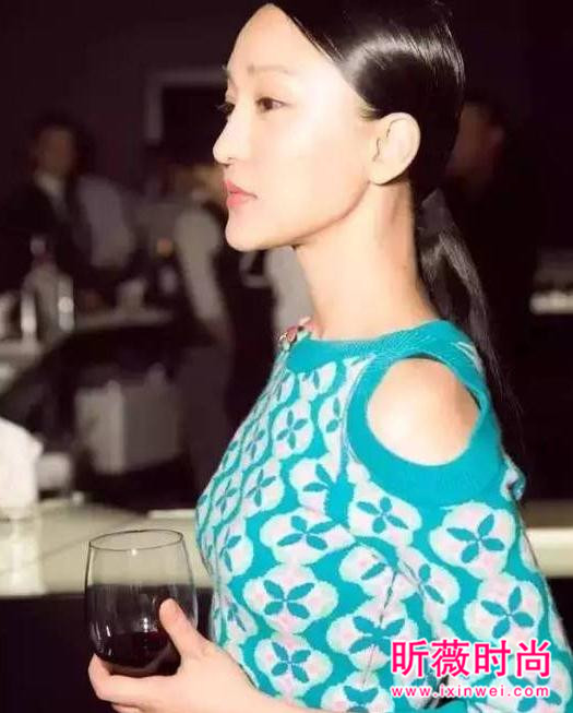 今冬最潮单品露肩毛衣 性感又保暖轻松虏获男神