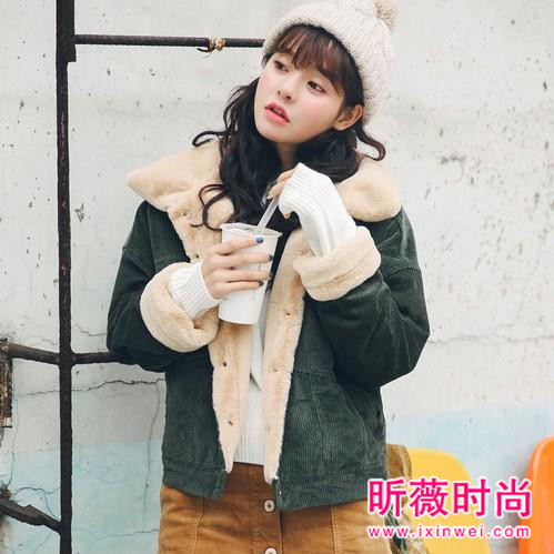 时髦的人用色抢镜 知性小香风和寒冬很配