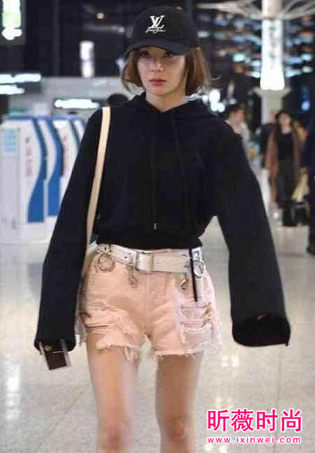 女星最新机场街拍 杨幂时尚刘亦菲太俗气