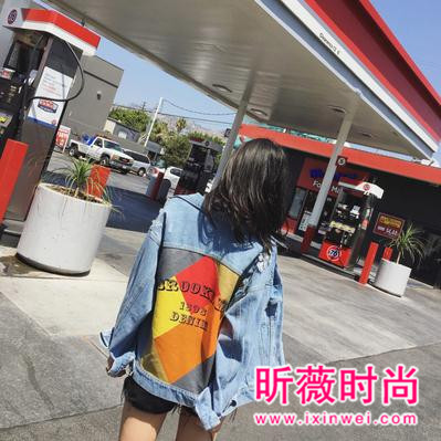 牛仔衣让你秒变帅气girl 既能御寒又能凹造型 牛仔衣让你秒变帅气girl 既能御寒又能凹造型