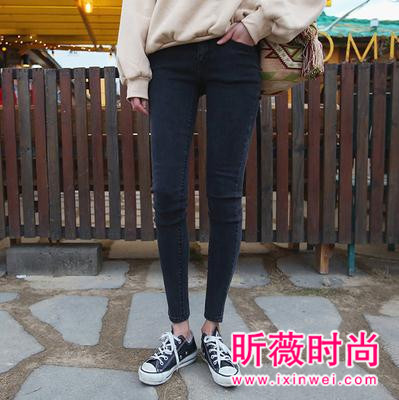 万金油般的牛仔裤 时尚白搭特别显腿长