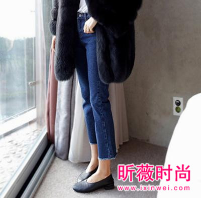 万金油般的牛仔裤 时尚白搭特别显腿长