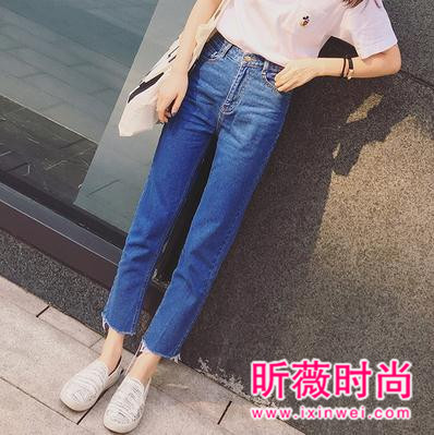 万金油般的牛仔裤 时尚白搭特别显腿长