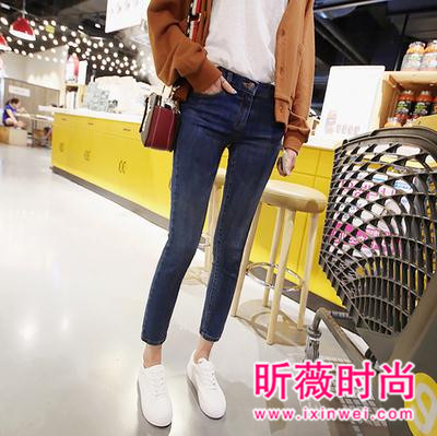万金油般的牛仔裤 时尚白搭特别显腿长