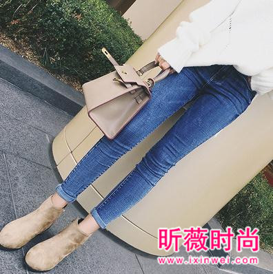 万金油般的牛仔裤 时尚白搭特别显腿长