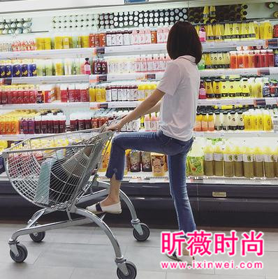 万金油般的牛仔裤 时尚白搭特别显腿长