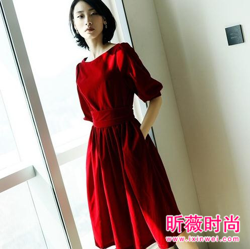 裙子内搭外穿都很完美 新的征程想要找裙装来做伴