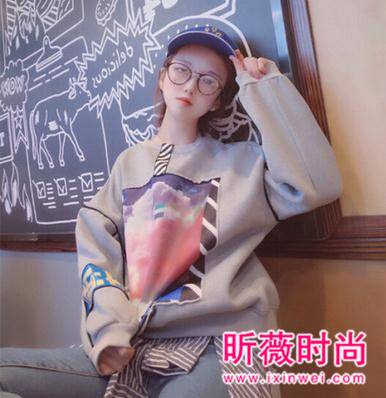 跟钟硕欧巴一起穿卫衣 这些时尚卫衣暖暖的很贴心 跟钟硕欧巴一起穿卫衣 这些时尚卫衣暖暖的很贴心