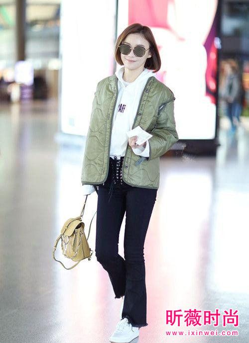 马甲线女王袁姗姗机场街拍 时尚休闲穿搭玩的溜