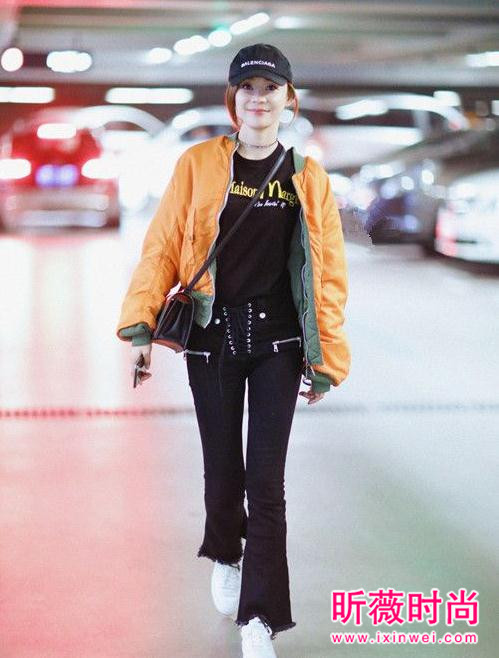 马甲线女王袁姗姗机场街拍 时尚休闲穿搭玩的溜