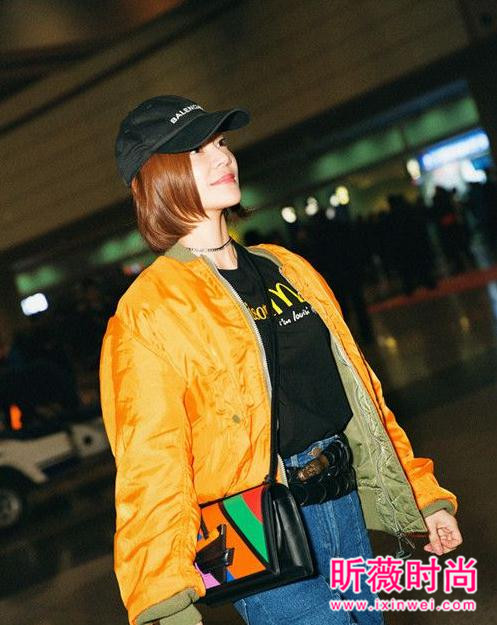 马甲线女王袁姗姗机场街拍 时尚休闲穿搭玩的溜