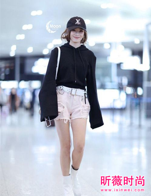 马甲线女王袁姗姗机场街拍 时尚休闲穿搭玩的溜