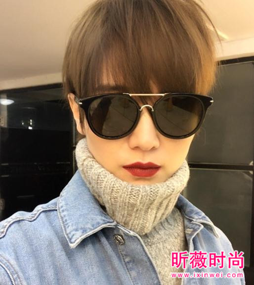 冬季最流行的时尚单品 高领毛衣你的遮脸神器