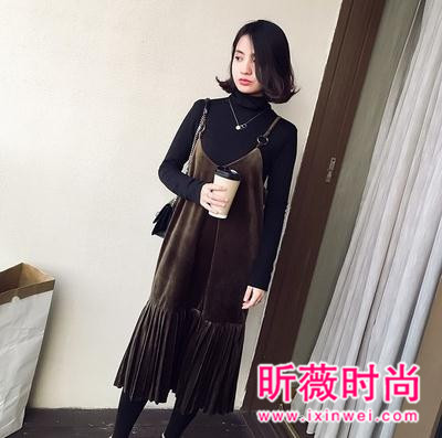 背带裙冬季来袭 减龄时尚两不误 背带裙冬季来袭 减龄时尚两不误