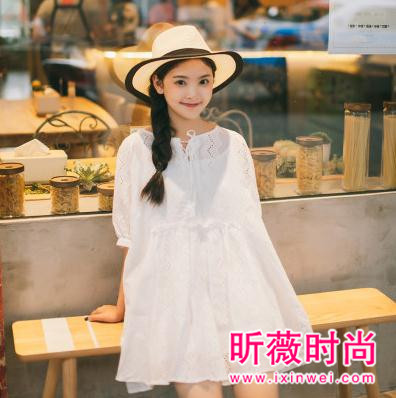 穿上这些漂亮的连衣裙 体现女生柔美绰约的风情 穿上这些漂亮的连衣裙 体现女生柔美绰约的风情