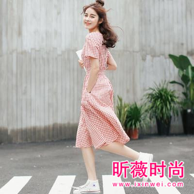 穿上这些漂亮的连衣裙 体现女生柔美绰约的风情 穿上这些漂亮的连衣裙 体现女生柔美绰约的风情