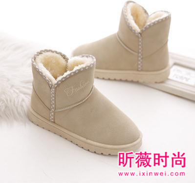 这个寒冷的冬天 你需要一双雪地靴走雪地 这个寒冷的冬天 你需要一双雪地靴走雪地