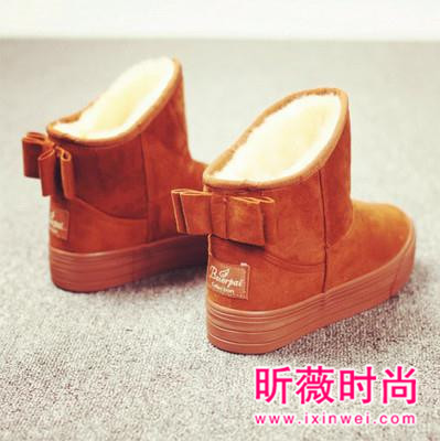 这个寒冷的冬天 你需要一双雪地靴走雪地 这个寒冷的冬天 你需要一双雪地靴走雪地