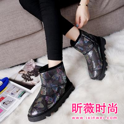 这个寒冷的冬天 你需要一双雪地靴走雪地 这个寒冷的冬天 你需要一双雪地靴走雪地