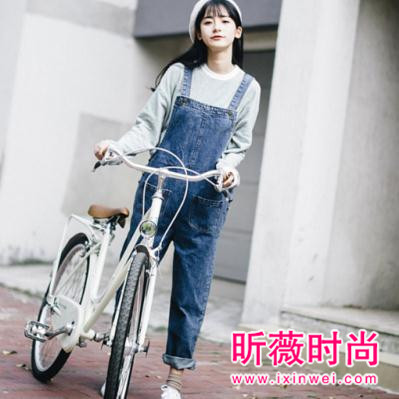 永葆年轻的秘密背带裤 款式复古但又不失潮流