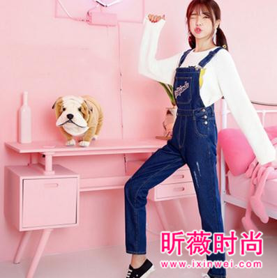 永葆年轻的秘密背带裤 款式复古但又不失潮流