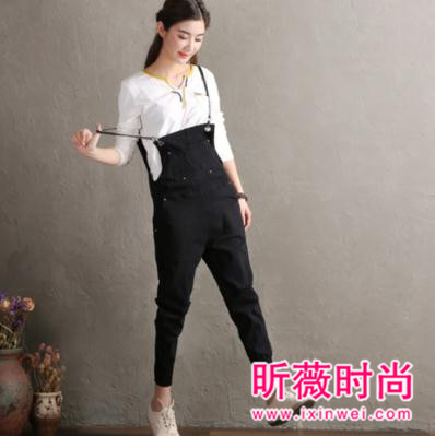 永葆年轻的秘密背带裤 款式复古但又不失潮流