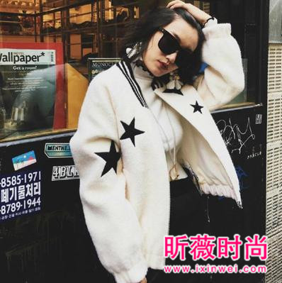 时尚牛仔衣VS棒球衫 哪个才是街拍女王？