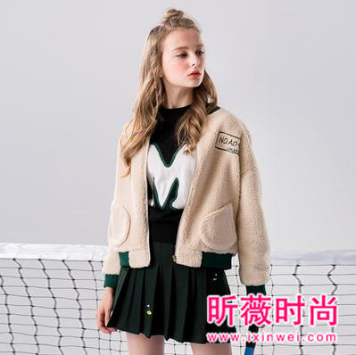 时尚牛仔衣VS棒球衫 哪个才是街拍女王？