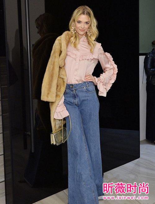 2017年流行色淡山茱萸粉穿搭 显瘦显高少女心爆棚