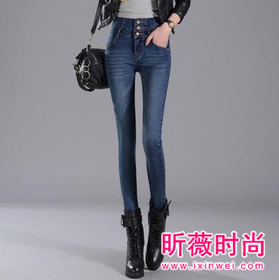 时尚又百搭的牛仔裤 穿起来很凸显气质 时尚又百搭的牛仔裤 穿起来很凸显气质