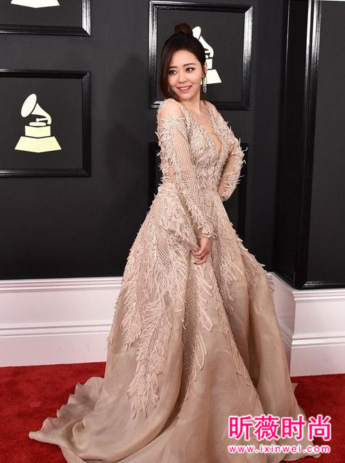 第59届格莱美红毯造型 众女星斗艳张靓颖大秀美胸