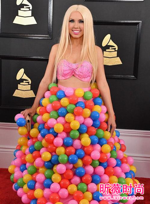 第59届格莱美红毯造型 众女星斗艳张靓颖大秀美胸