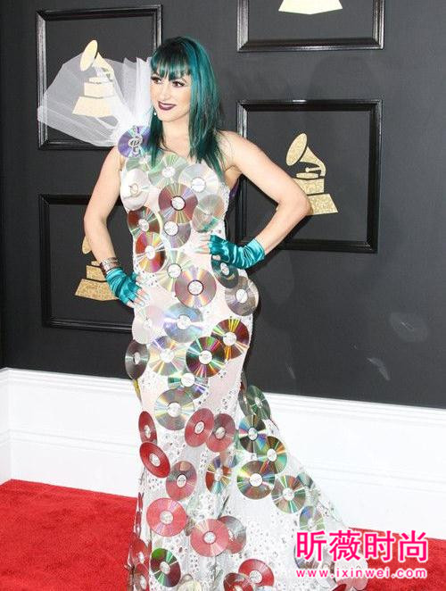 第59届格莱美红毯造型 众女星斗艳张靓颖大秀美胸