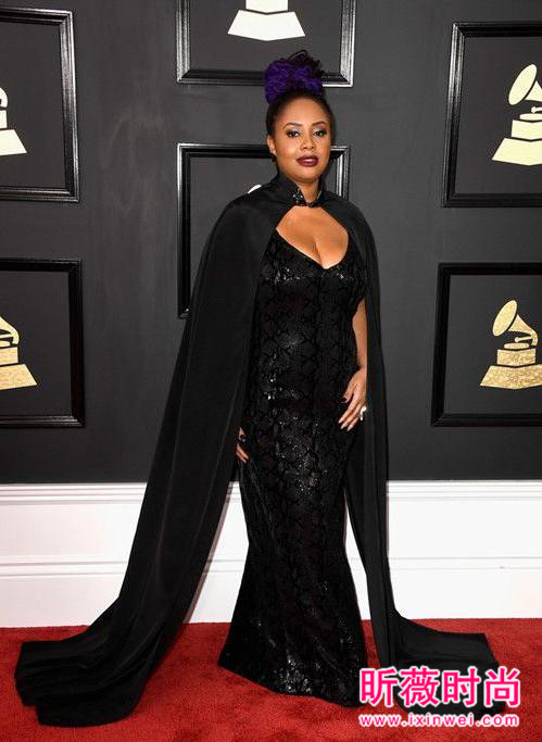 第59届格莱美红毯造型 众女星斗艳张靓颖大秀美胸