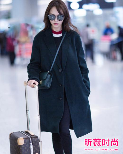 开春换上时髦轻便的外套 跟刘雯唐嫣学时尚穿搭