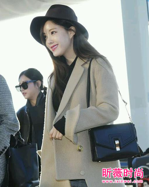 开春换上时髦轻便的外套 跟刘雯唐嫣学时尚穿搭