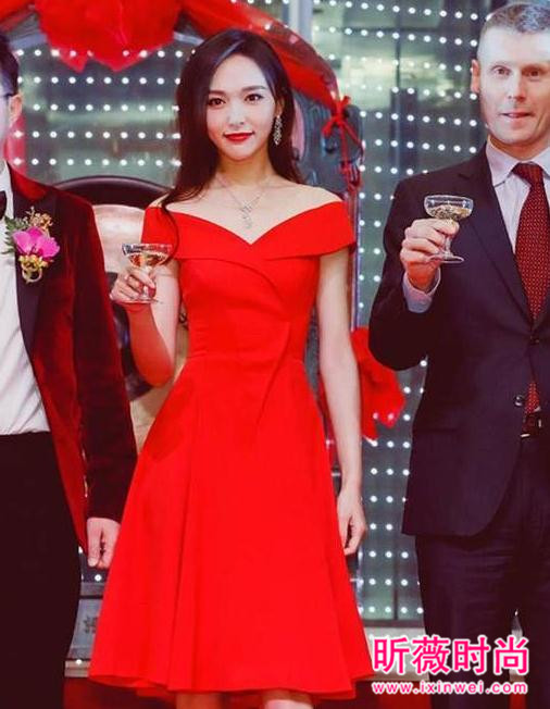 女星示范一字肩穿搭 柳岩性感赵丽颖优雅