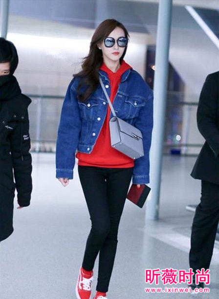 唐嫣机场街拍越穿越美 甜美帅气造型轻松驾驭