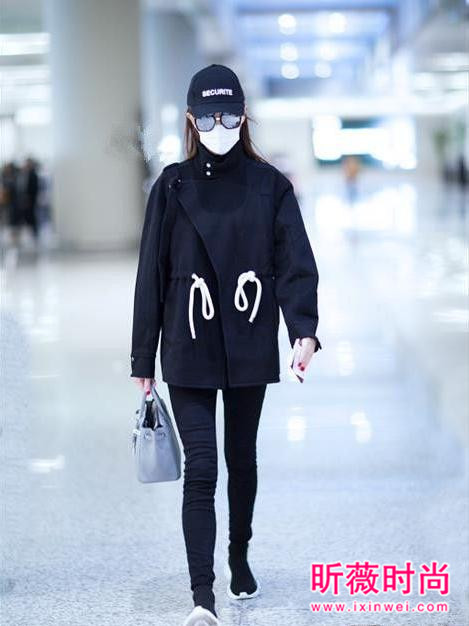 唐嫣机场街拍越穿越美 甜美帅气造型轻松驾驭