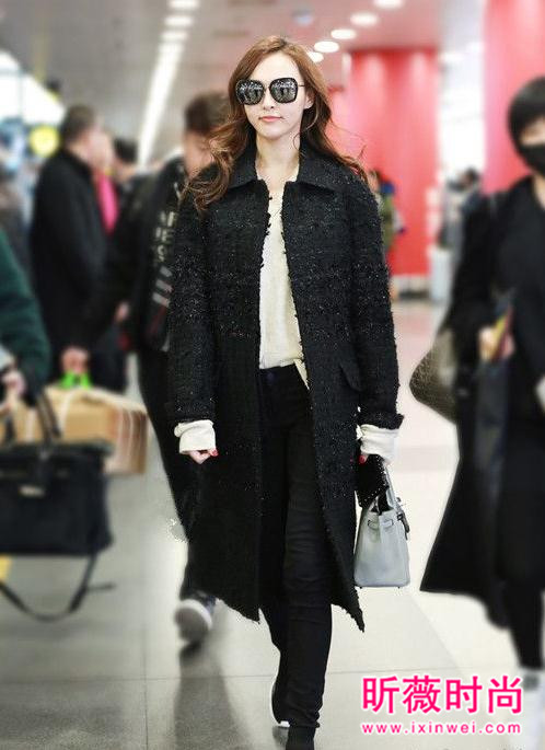 唐嫣机场街拍越穿越美 甜美帅气造型轻松驾驭