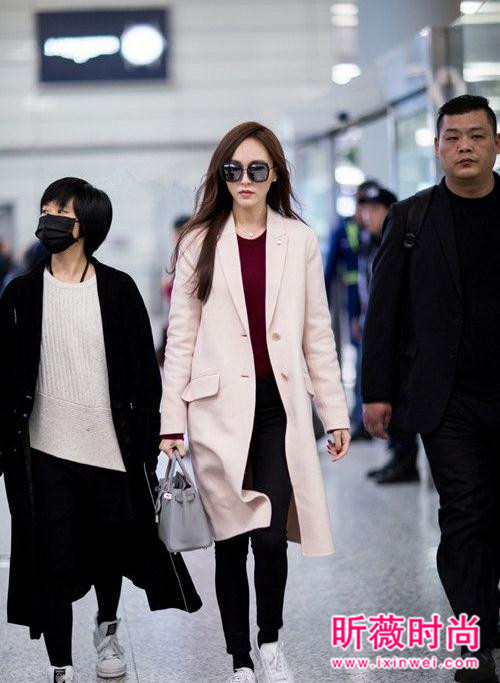 唐嫣机场街拍越穿越美 甜美帅气造型轻松驾驭