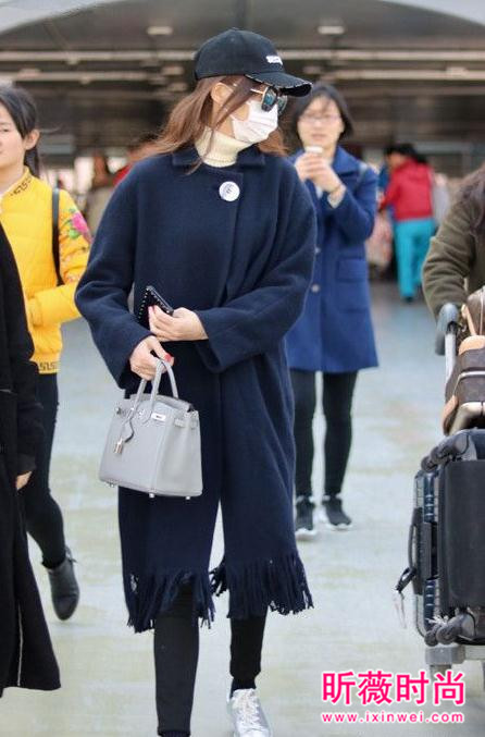 唐嫣机场街拍越穿越美 甜美帅气造型轻松驾驭