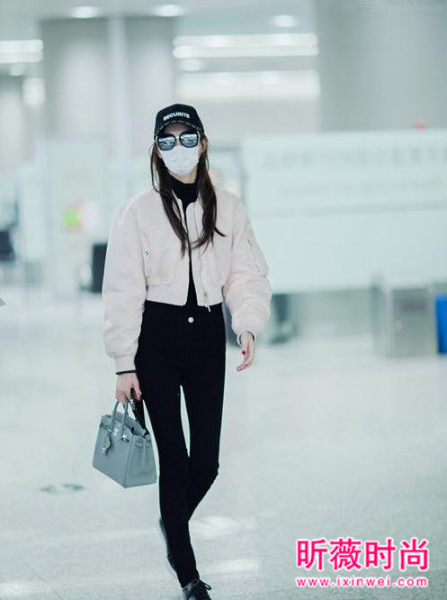 唐嫣机场街拍越穿越美 甜美帅气造型轻松驾驭