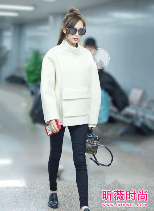 唐嫣机场街拍越穿越美 甜美帅气造型轻松驾驭