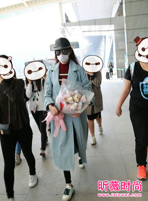 唐嫣机场街拍越穿越美 甜美帅气造型轻松驾驭